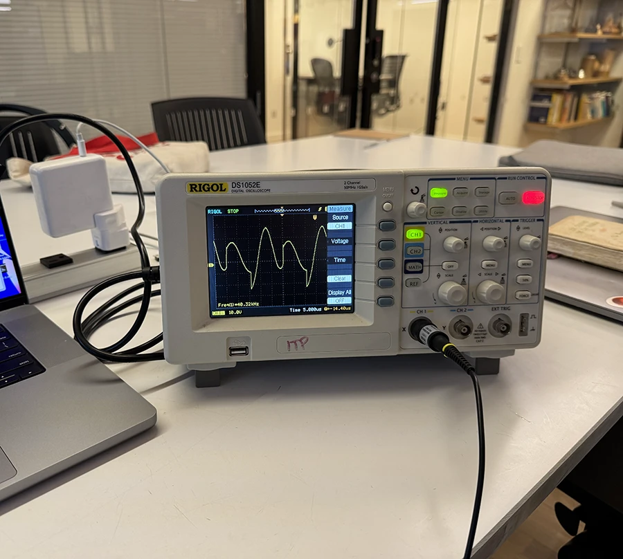 An oscilloscope reading a wave with a 40kHz frequency.